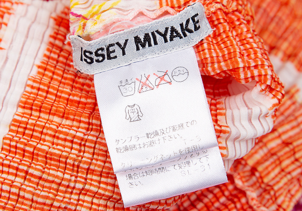 ISSEY MIYAKE JAPAN. White, Orange Printed Stretch Pleats Shirt / Top