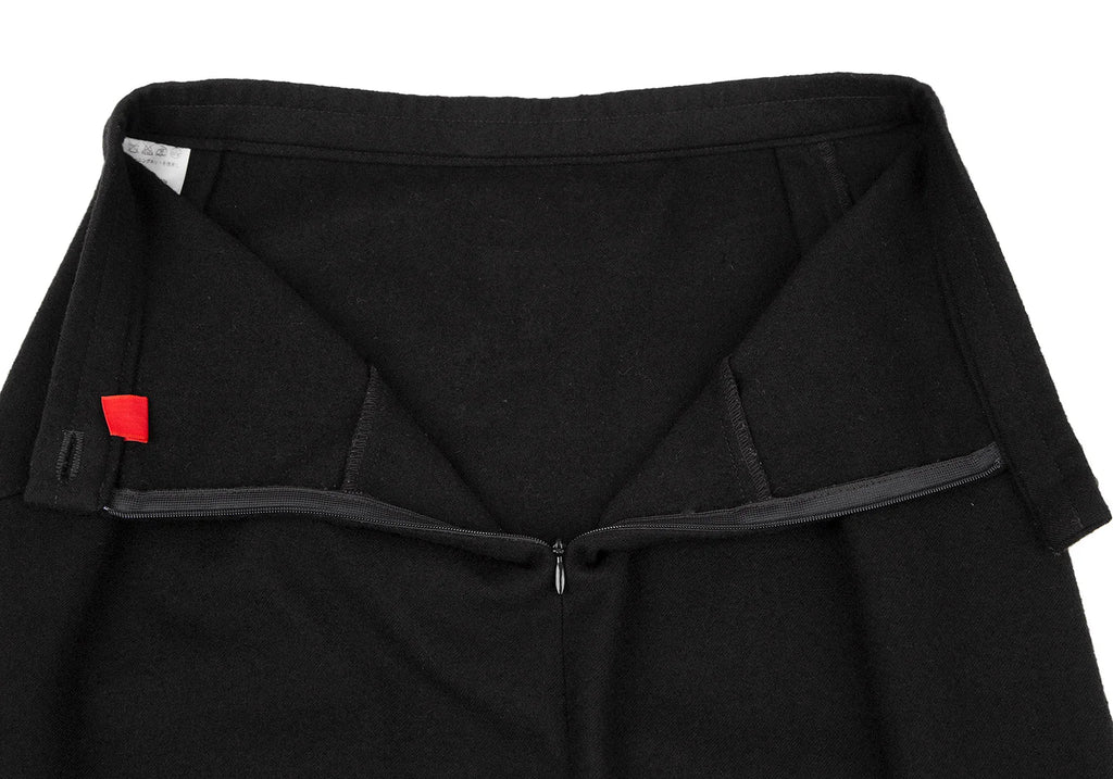 ISSEY MIYAKE JAPAN. HaaT. Black Wool Curve Switching Skirt