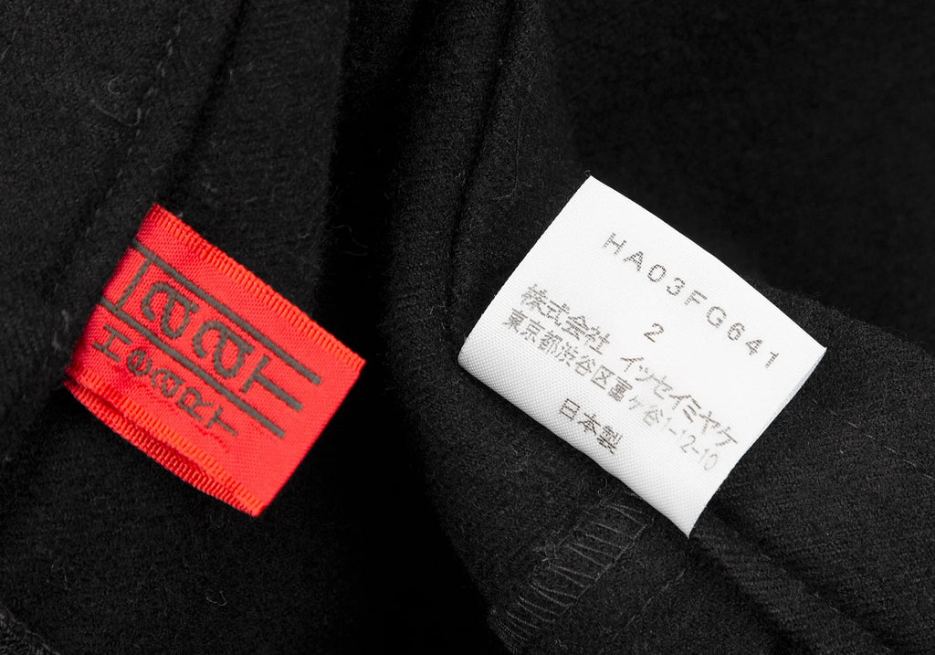 ISSEY MIYAKE JAPAN. HaaT. Black Wool Curve Switching Skirt