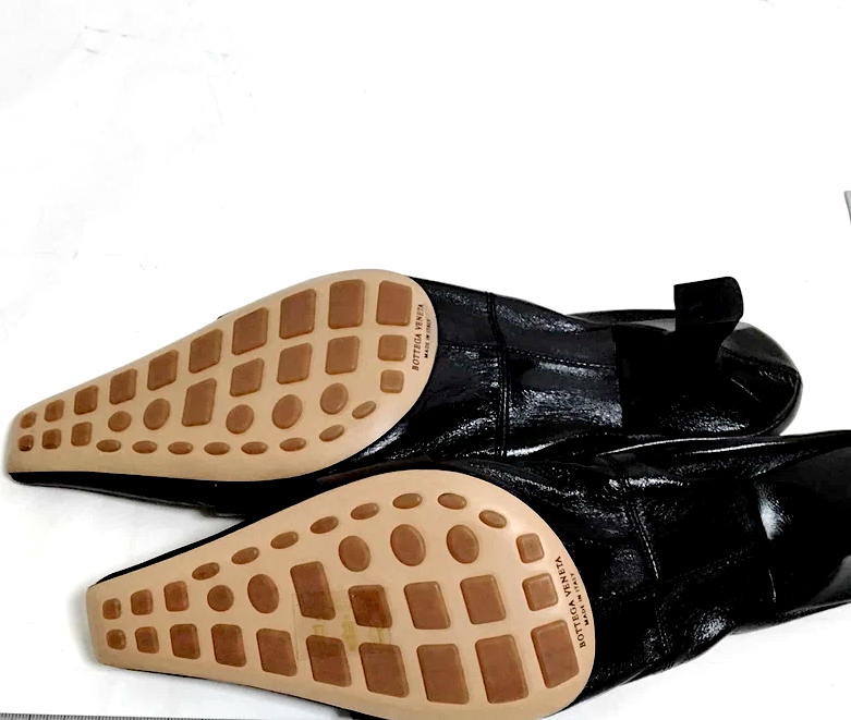 Bottega Veneta  Italy. NWOT. Black Leather Kitten Heel US 8