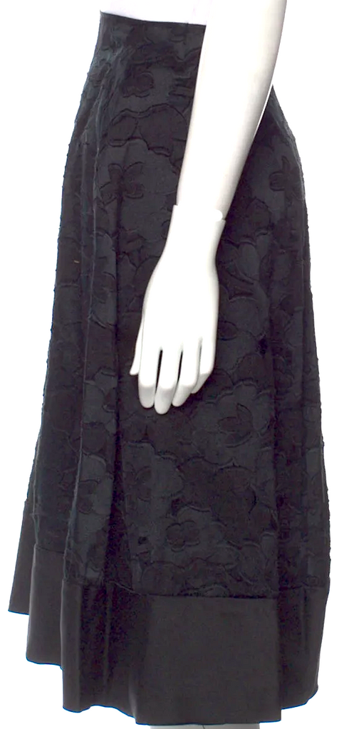 NINA RICCI Paris. Black Silk/Cotton Floral Print Knee-Length Skirt