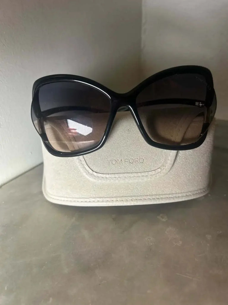 TOM FORD NY. BLACK OVERSIZED BUTTERFLY LENSES W/CASE